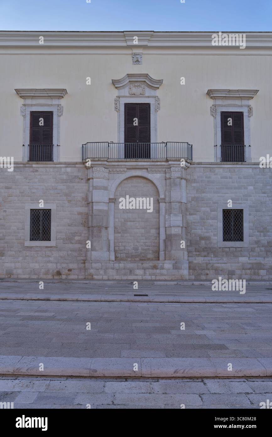 Storico edificio barocco con ingresso in pietra intagliata, balcone decorativo e persiane tradizionali. Classica facciata europea. Foto Stock