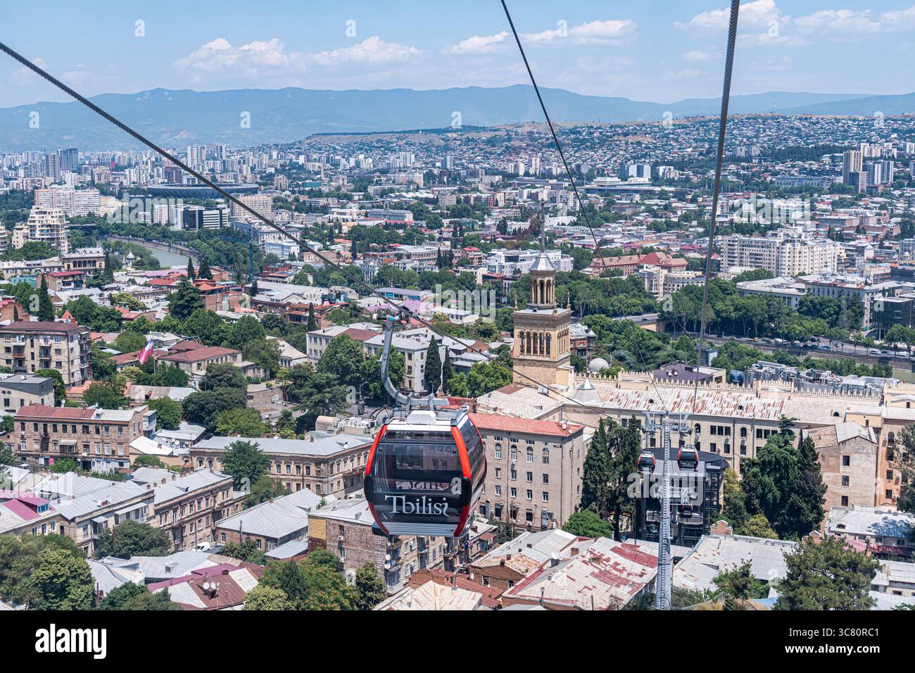 Funivia per il parco Mtatsminda dalla strada principale di Tbilisi, Georgia Foto Stock