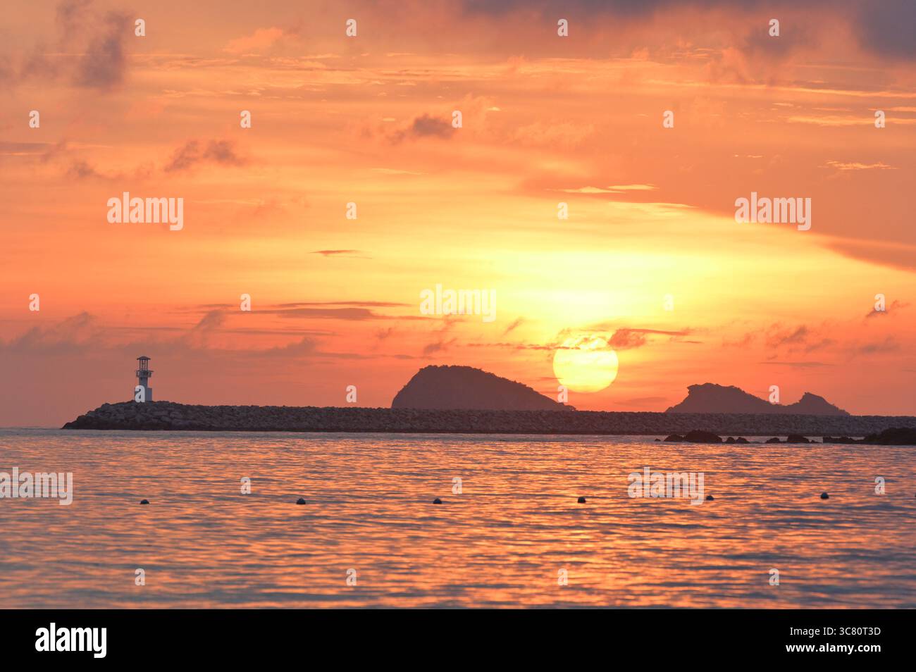 Silhouette di un faro su un promontorio al tramonto, ko samui, Thailandia Foto Stock