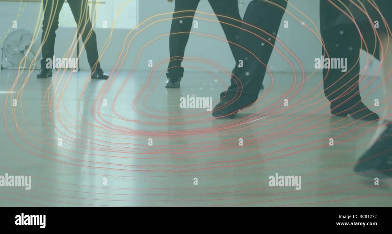 Ballerini in scarpe da ballo nere che coordinano il lavoro dei piedi in studio, con fan e linee digitali Foto Stock