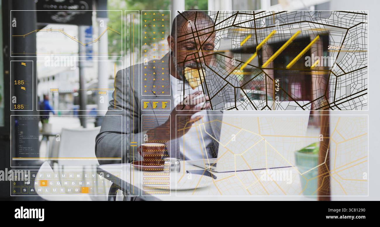 Uomo d'affari seduto che indossa una tuta grigia che tiene un panino vicino al computer portatile al marciapiede, sovrapposizione dati Foto Stock