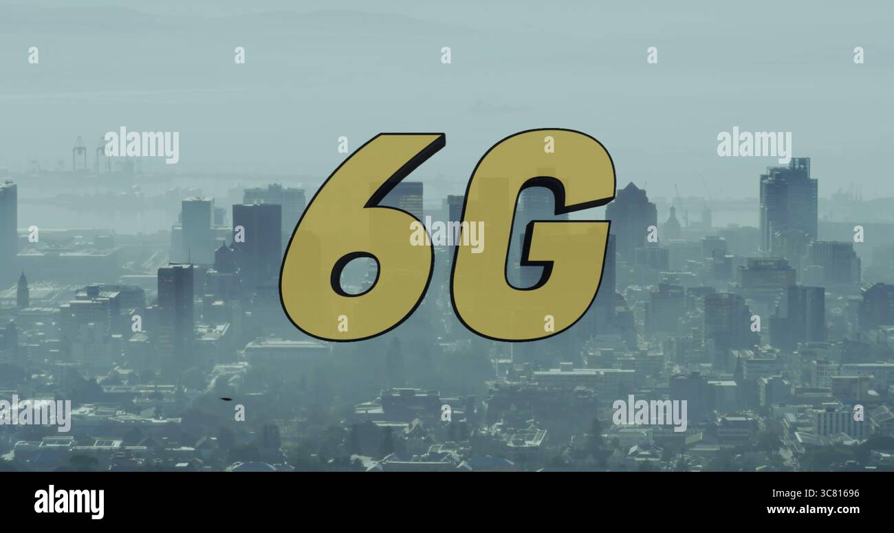 Grandi lettere dorate 6G fluttuanti sullo skyline nebbioso della città portuale, con gru ed edifici alti Foto Stock