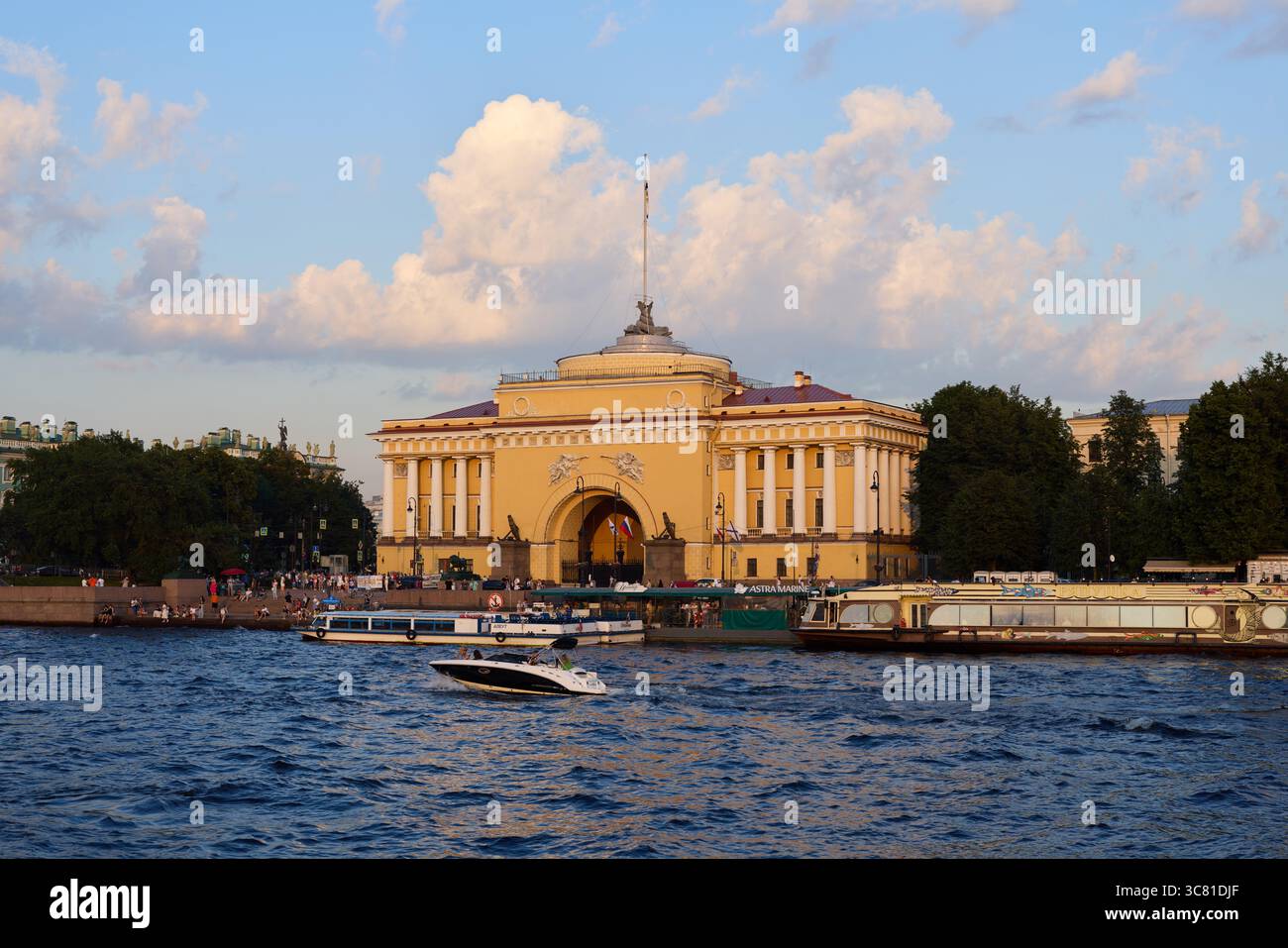 Scopri la splendida e storica architettura sul lungomare situata vicino al bellissimo fiume Foto Stock