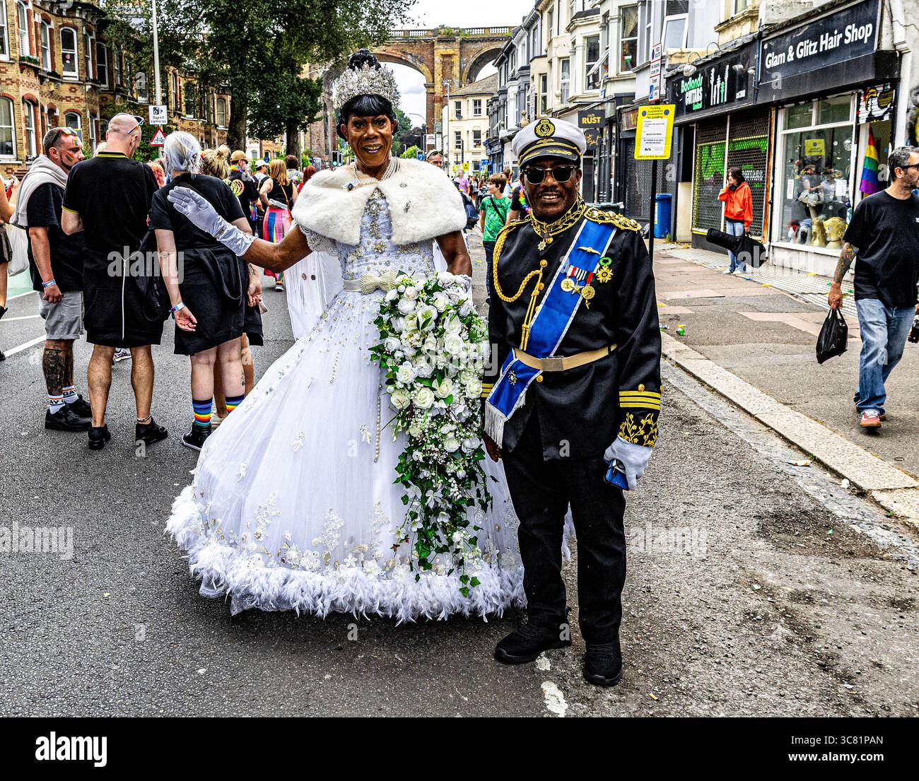 Brighton, East Sussex, Regno Unito. 2 agosto 2025. Il Brighton Pride 2025 ha visto decine di migliaia di persone riunirsi nella città costiera di Brighton, nell'East Sussex, per la parata e il festival annuale LGBTQ+ Pride. L'evento, che si è tenuto sabato 2 agosto 2025, ha caratterizzato costumi vivaci, carri allegorici della comunità, musica dal vivo e messaggi politici a sostegno dei diritti LGBTQ+ e dell'uguaglianza. Il percorso della parata attraversava il centro della città e si concludeva con le celebrazioni a Preston Park. Brighton Pride è uno dei più grandi eventi del Regno Unito e continua a richiamare l'attenzione nazionale e internazionale. Crediti: Sussex News/Alamy Liv Foto Stock