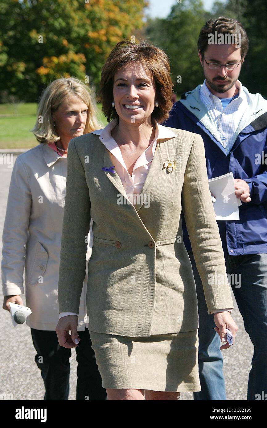 Smithtown, Stati Uniti d'America. 5 ottobre 2006. NEW YORK - 12 NOVEMBRE: L'attrice marcia Gay Harden partecipa al debutto nordamericano di Carnival Cruise Lines' Dream al Pier 88 il 12 novembre 2009 a New York. Persone: Jeanine Pirro credito: Storms Media Group/Alamy Live News Foto Stock