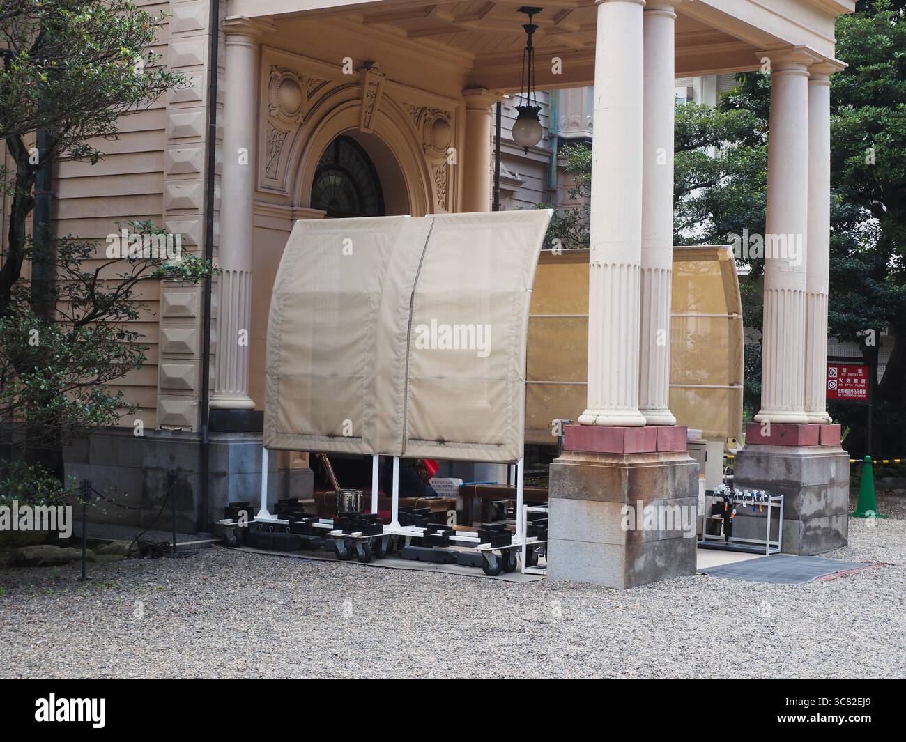 TOKYO, GIAPPONE - 2 agosto 2025: Ingresso all'ex casa della famiglia Iwasaki. Ci sono delle sfumature di sole intorno ad esso in una giornata calda. Foto Stock
