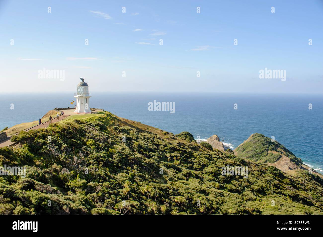 Faro di Cape Reinga che si affaccia sull'Oceano Pacifico a Northland, sull'Isola del Nord della nuova Zelanda. Foto Stock