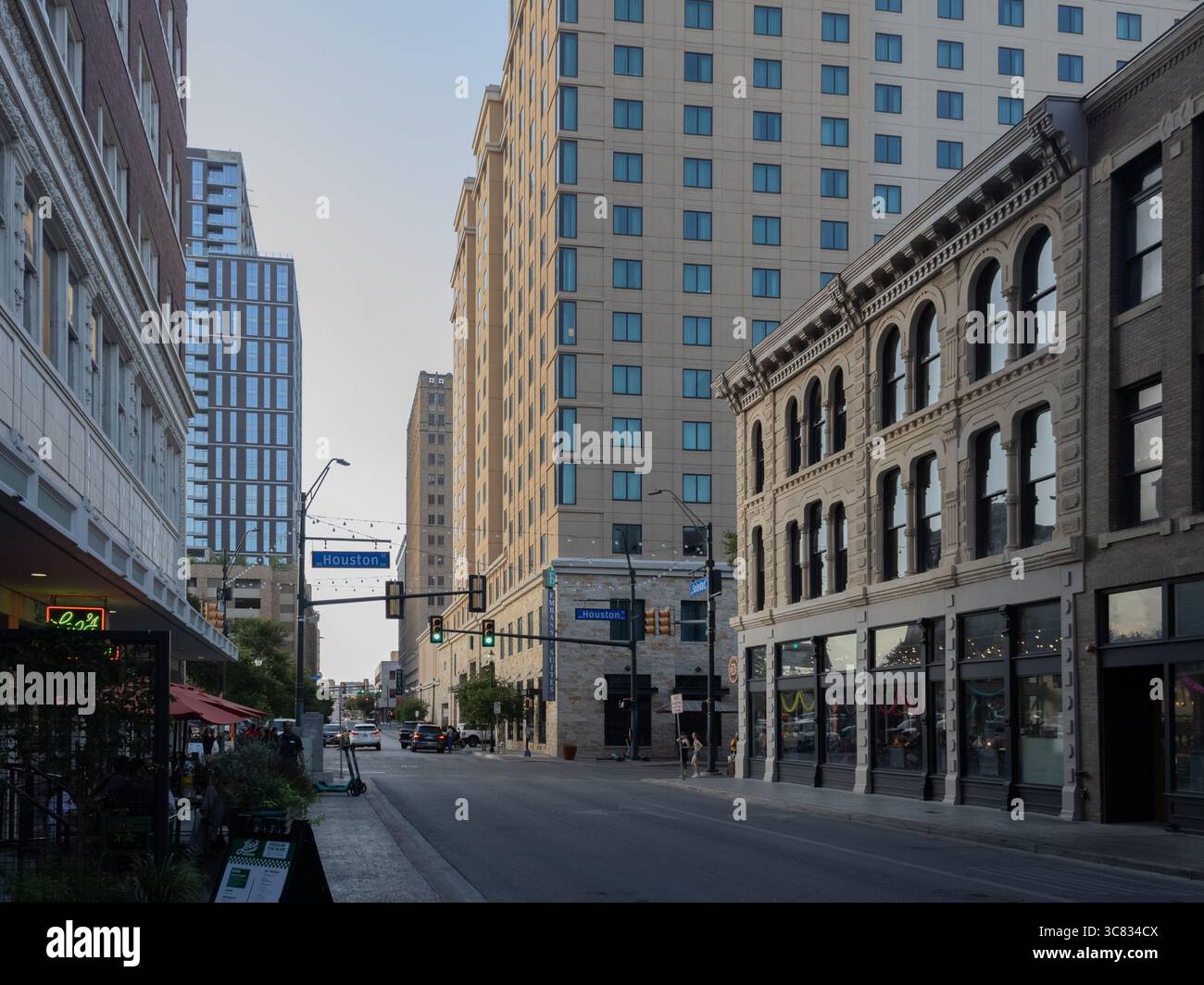 Vista a livello della strada di edifici storici e moderni lungo Houston Street nel centro di San Antonio, Texas, che mostra la diversità architettonica della città. Foto Stock