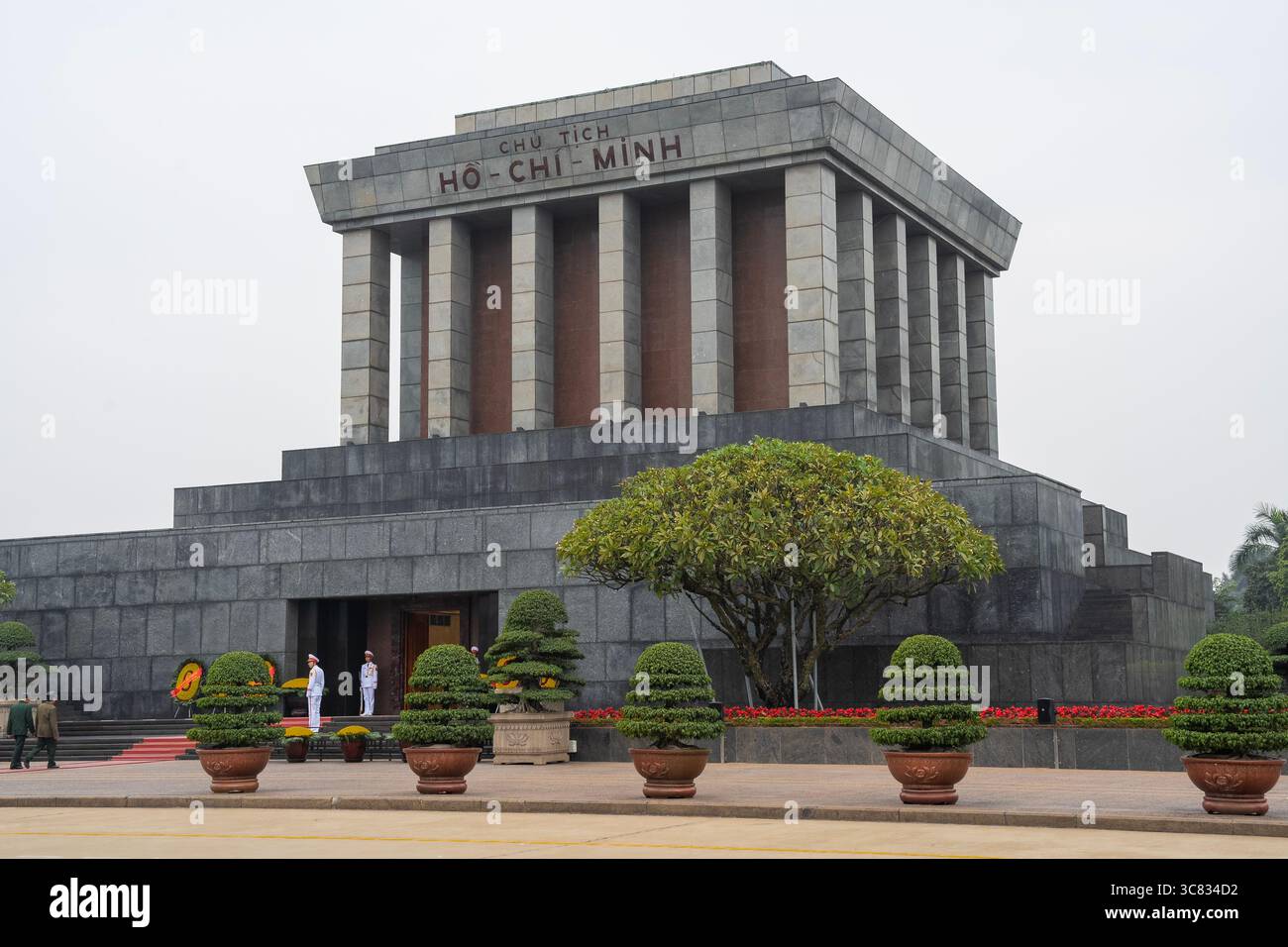 Hanoi, Vietnam - 31 dicembre 2024 - le persone visitano il mausoleo dell'ex Pesident ho chi Minh ad Hanoi Vietnam Foto Stock