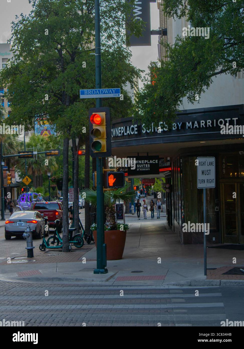 Vista a livello della strada di Broadway Street a San Antonio, Texas, una delle principali arterie costeggiate da aziende locali ed edifici storici. Foto Stock