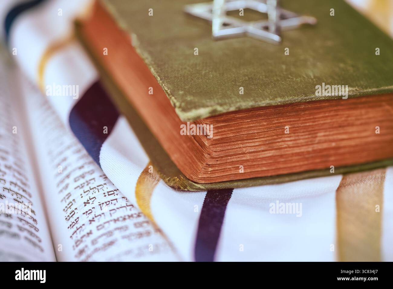 1 agosto 2025 Gerusalemme Israele un antico testo religioso ebraico sullo scialle di preghiera mette in evidenza disegni intricati in sinagoga in un ambiente sereno. "Libro sacro di preghiera ebraico Tanakh" Foto Stock