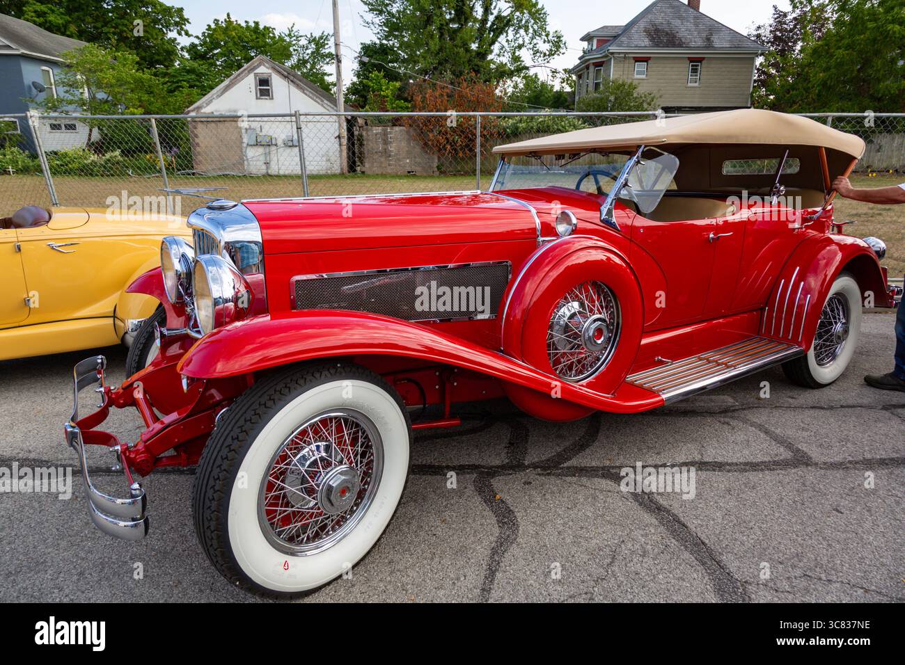 Una cabriolet a quattro porte Duesenberg rossa in mostra ad una fiera di auto ad Auburn, Indiana, USA. Foto Stock