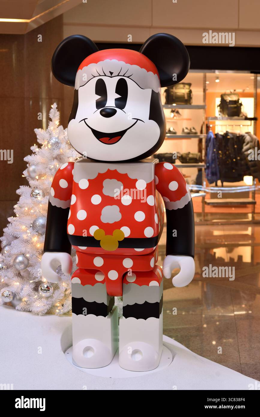 Bearbrick in costume natalizio esposto nella galleria di negozi Foto Stock