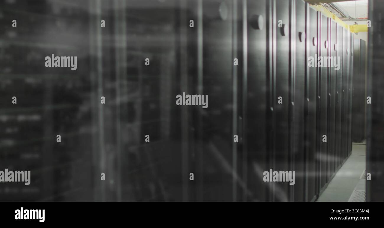 Armadi rack per server che si trovano nella corsia del data center, alloggiando LED e vassoi per cavi, spazio di copia Foto Stock