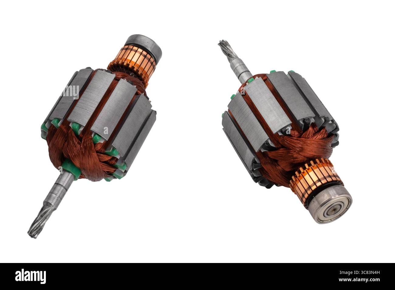 Due rotori elettrici per motore CC con commutatore in rame e avvolgimento del filo della bobina isolati su sfondo bianco. Motore magnetico isolato. Motorino di ancoraggio motorino di avviamento. Foto Stock