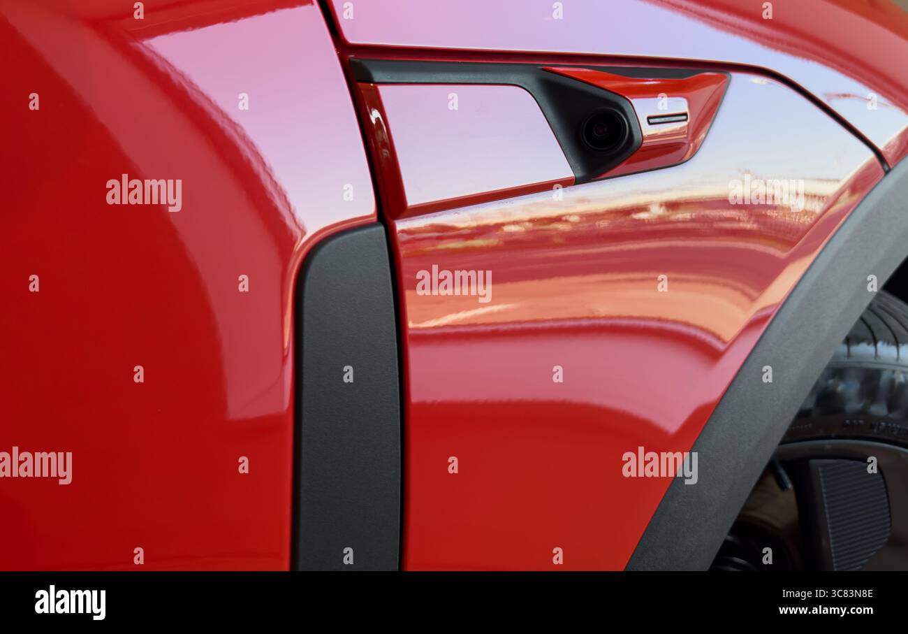 Coperchio della telecamera posteriore. Telecamera surround a 360 gradi. Assistenza parcheggio e sistemi di guida per auto. Dettagli esterni di auto moderne Foto Stock