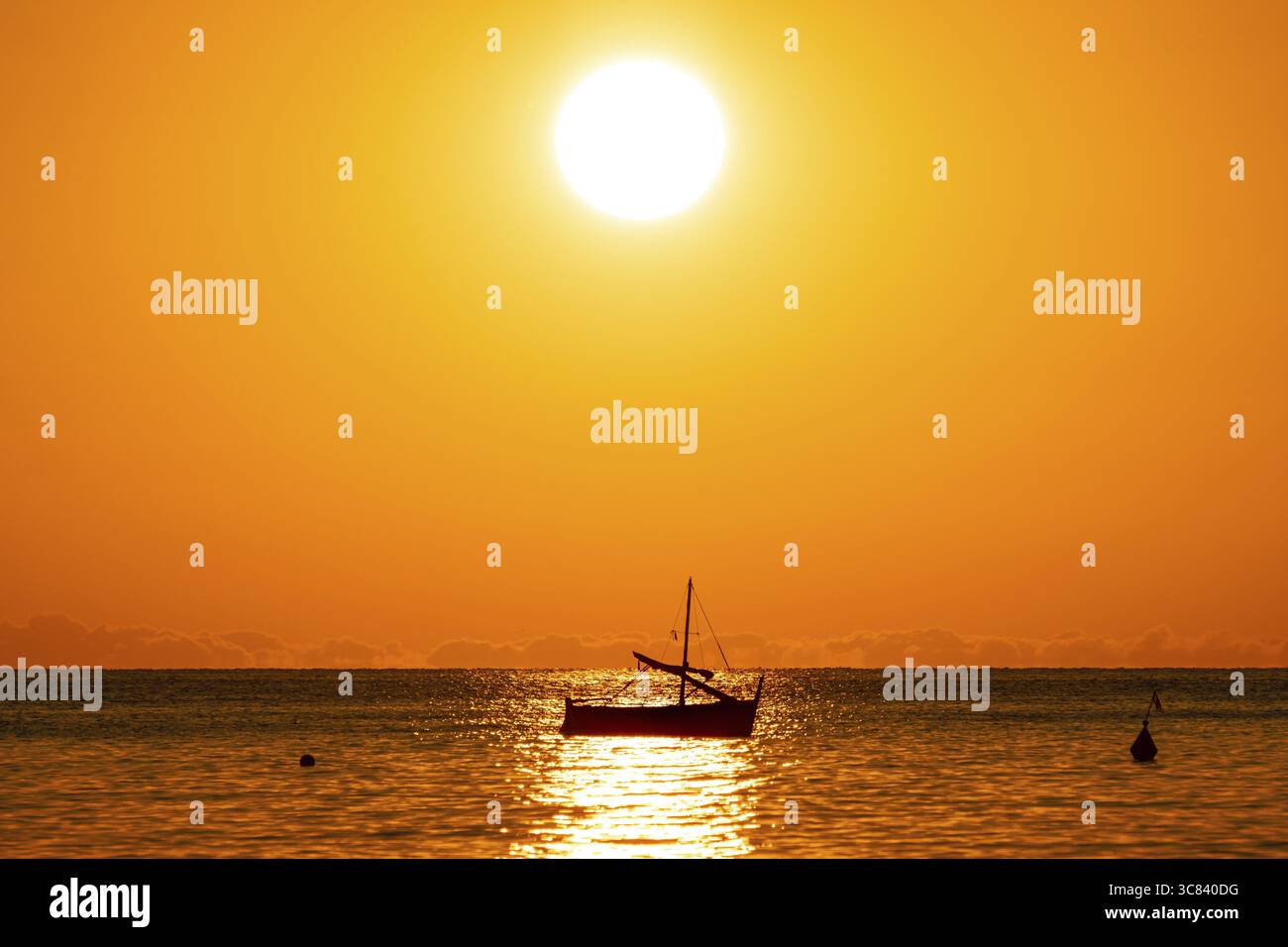 Il sole sorge sulla Costa Rei, un tratto di costa dell'isola mediterranea italiana della Sardegna, Monte Nai, Costa Rei, Sardegna, Italia Foto Stock
