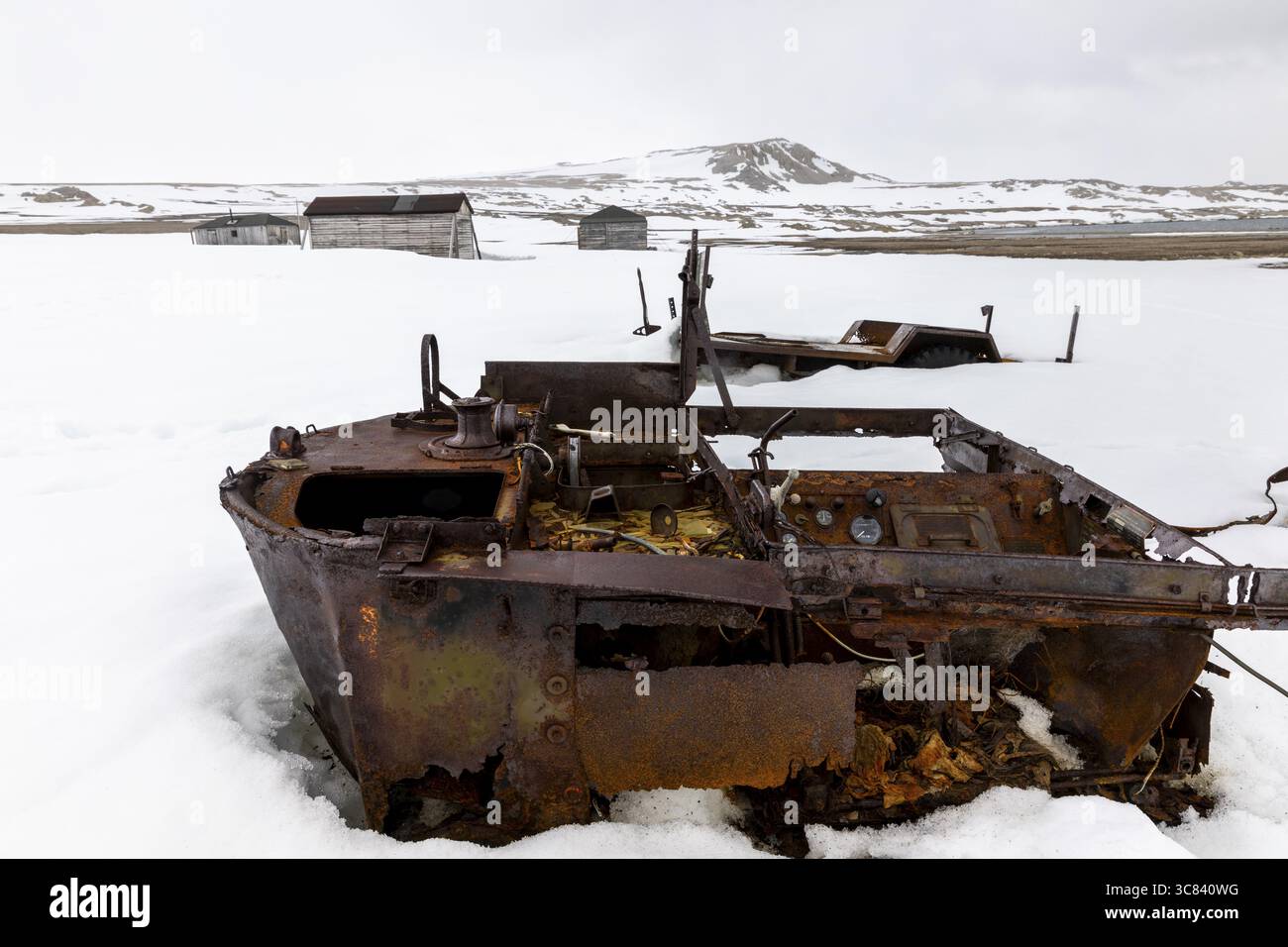 Ex stazione di ricerca, veicolo arrugginito, capanna di legno, Kinvika, Muchinsonfjord, Spitsbergen, Svalbard Foto Stock
