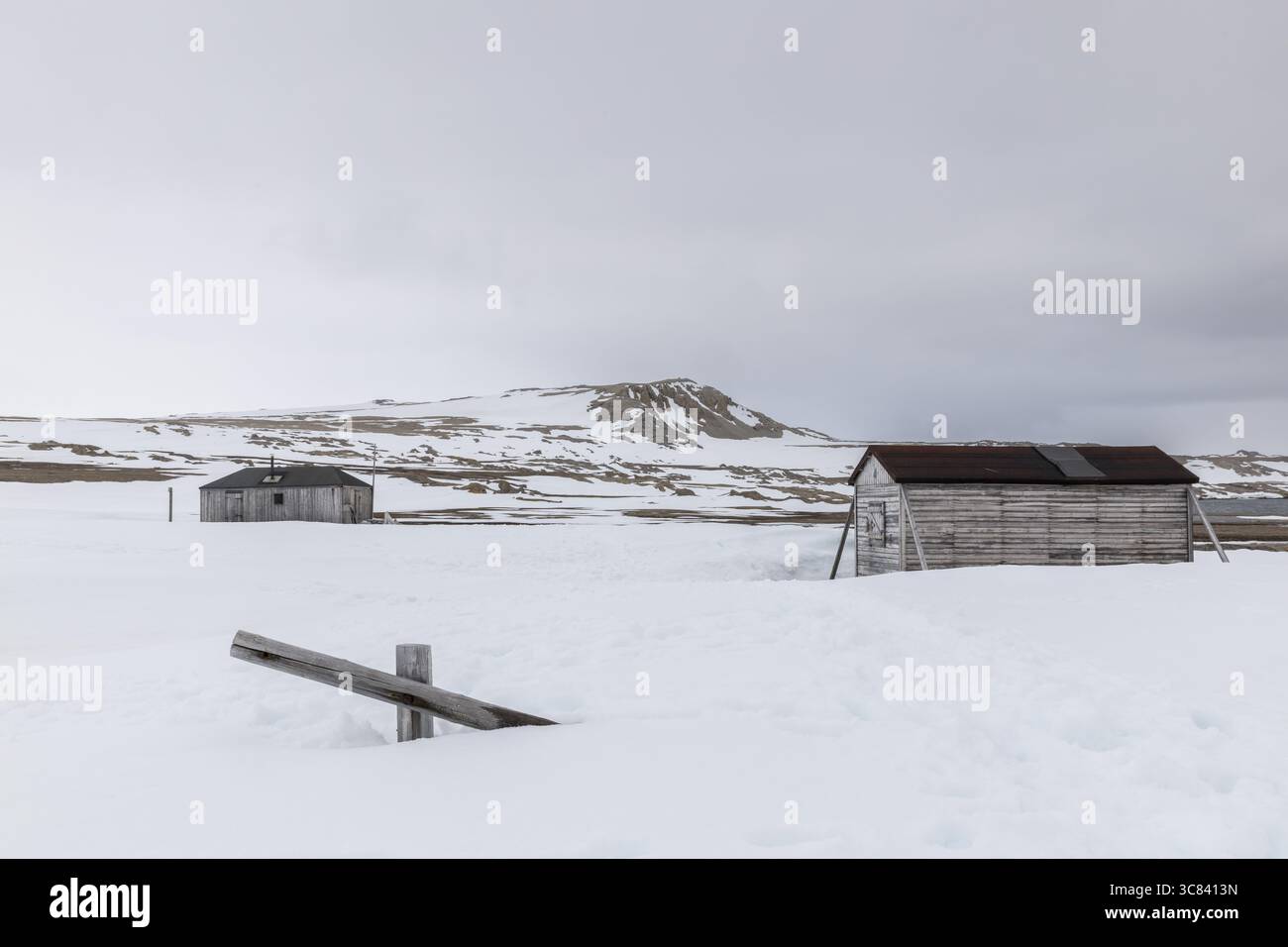 Ex stazione di ricerca, capanna di legno, Kinvika, Muchinsonfjord, Spitsbergen, Svalbard Foto Stock