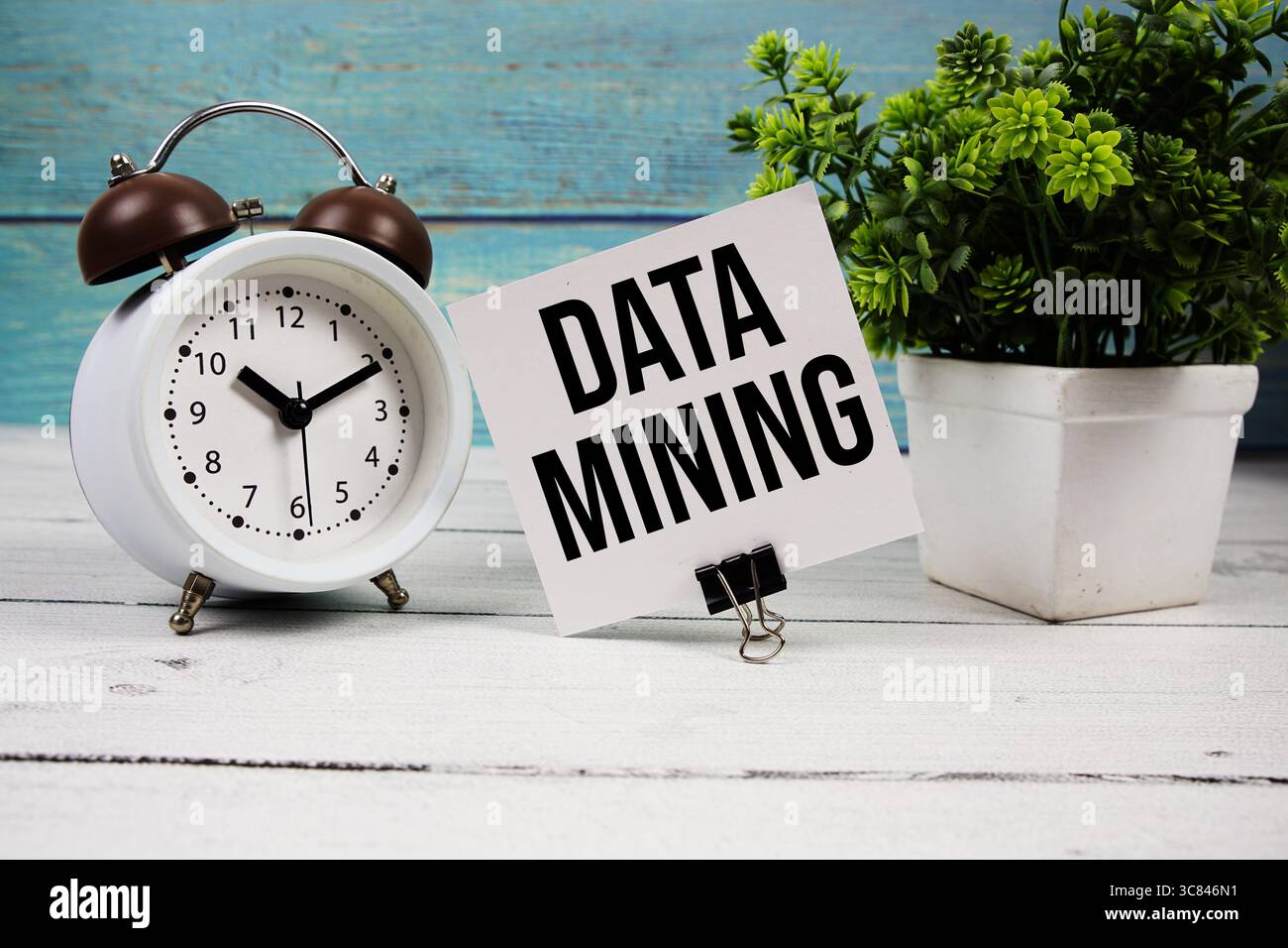 Testo data Mining scritto su carta con sveglia su sfondo in legno Foto Stock