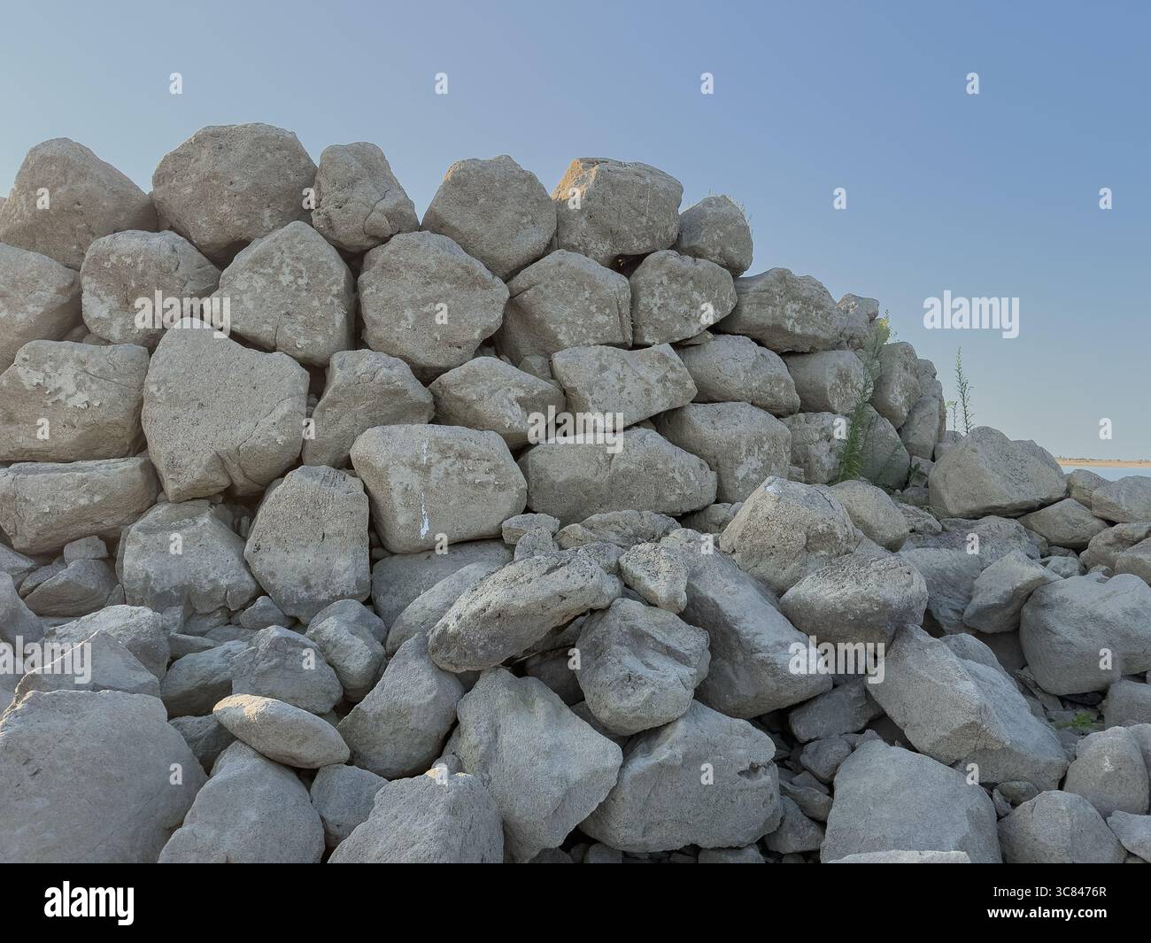 Antica tomba di nuraghe e giganti sommersa dal lago di Monte Prano a Tratalias in Sardegna Foto Stock