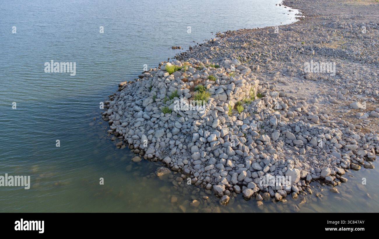 Antica tomba di nuraghe e giganti sommersa dal lago di Monte Prano a Tratalias in Sardegna Foto Stock
