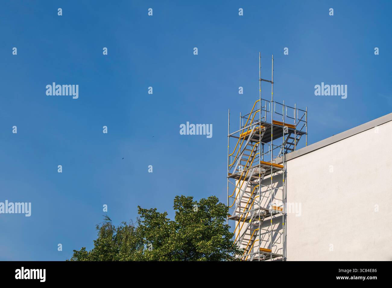 Una scala fatta di parti per impalcature sul timpano della casa Foto Stock