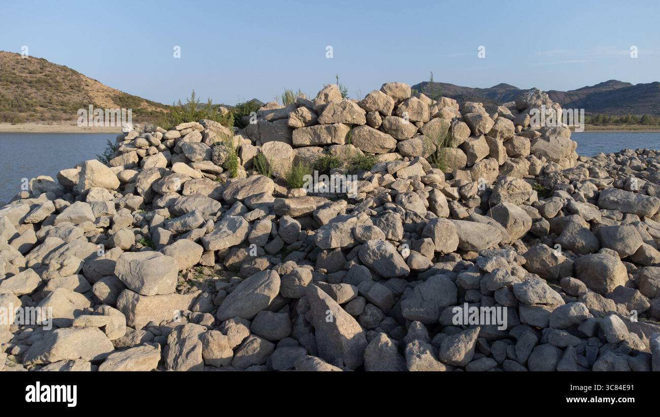 Antica tomba di nuraghe e giganti sommersa dal lago di Monte Prano a Tratalias in Sardegna Foto Stock