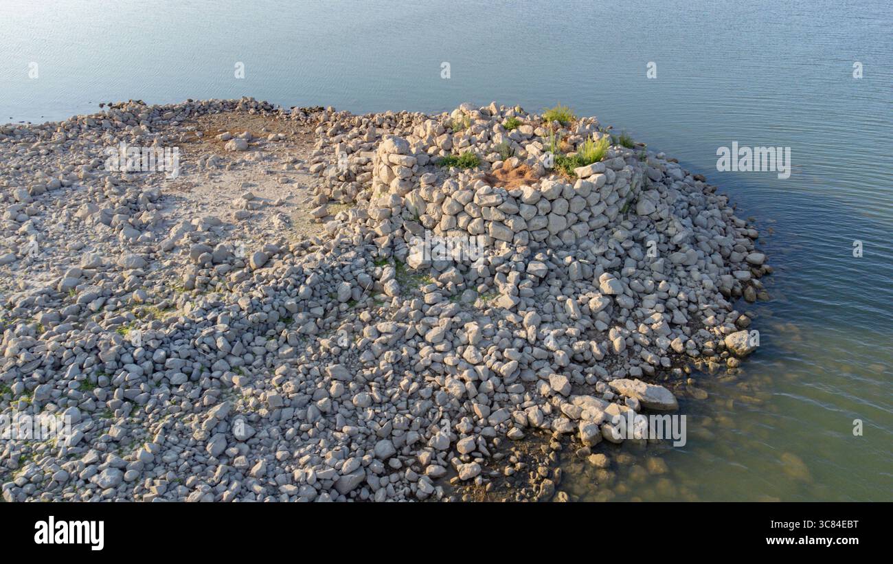Antica tomba di nuraghe e giganti sommersa dal lago di Monte Prano a Tratalias in Sardegna Foto Stock