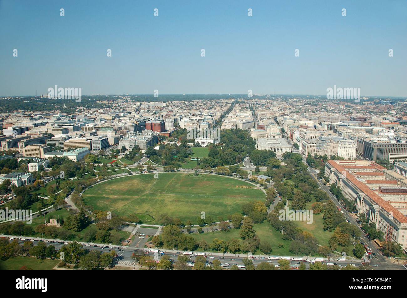 Vista aerea dell'Ellipse e degli edifici governativi circostanti a Washington DC in una giornata limpida, che mostrano la struttura della città Foto Stock