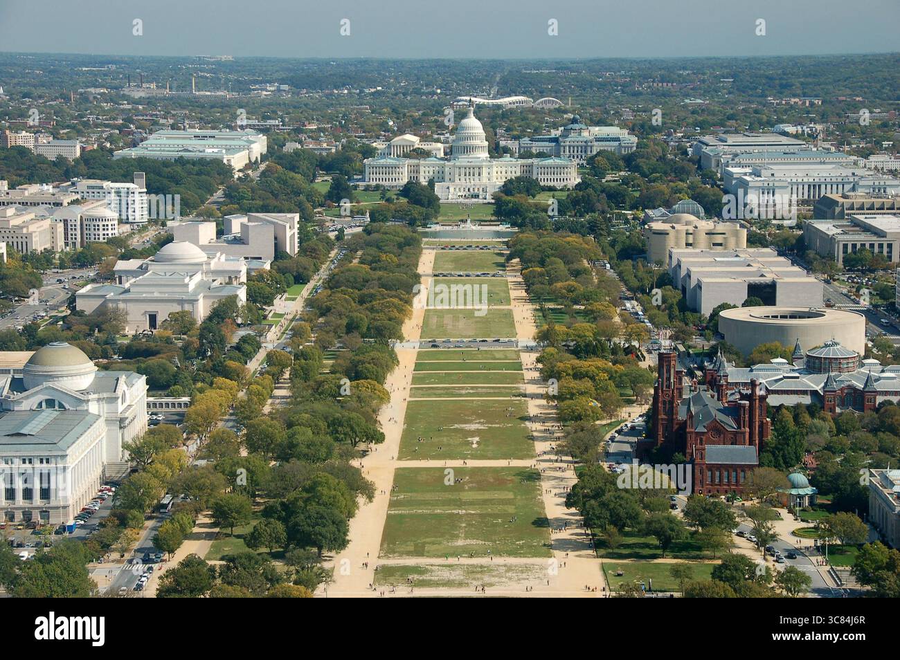 Veduta aerea di Washington, D.C., che mostra il National Mall, i monumenti storici, i musei e gli edifici governativi sotto un cielo azzurro Foto Stock
