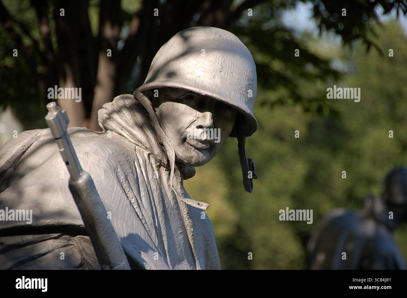 Primo piano di una statua di un soldato nel Korean War Veterans Memorial a Washington, D.C., che mostra l'espressione facciale dettagliata e l'uniforme Foto Stock