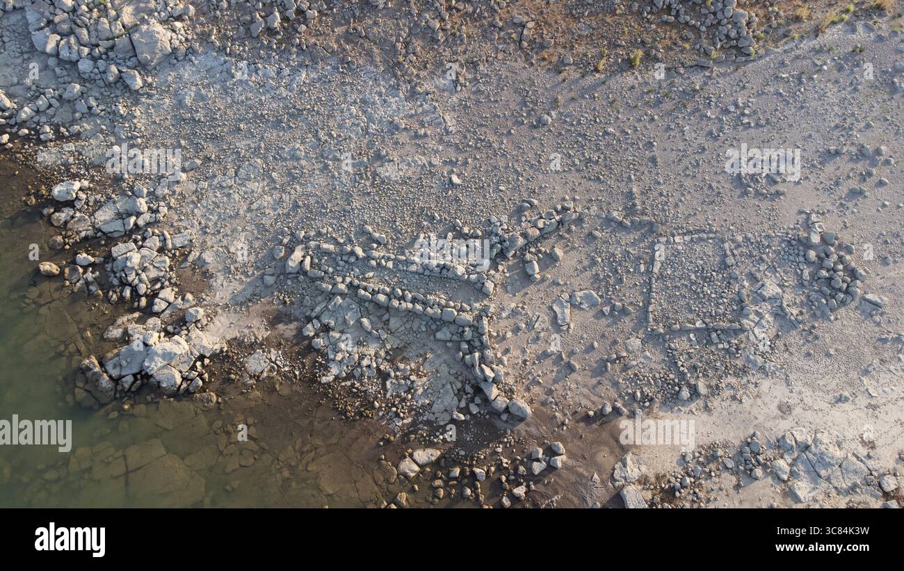 Antica tomba di nuraghe e giganti sommersa dal lago di Monte Prano a Tratalias in Sardegna Foto Stock