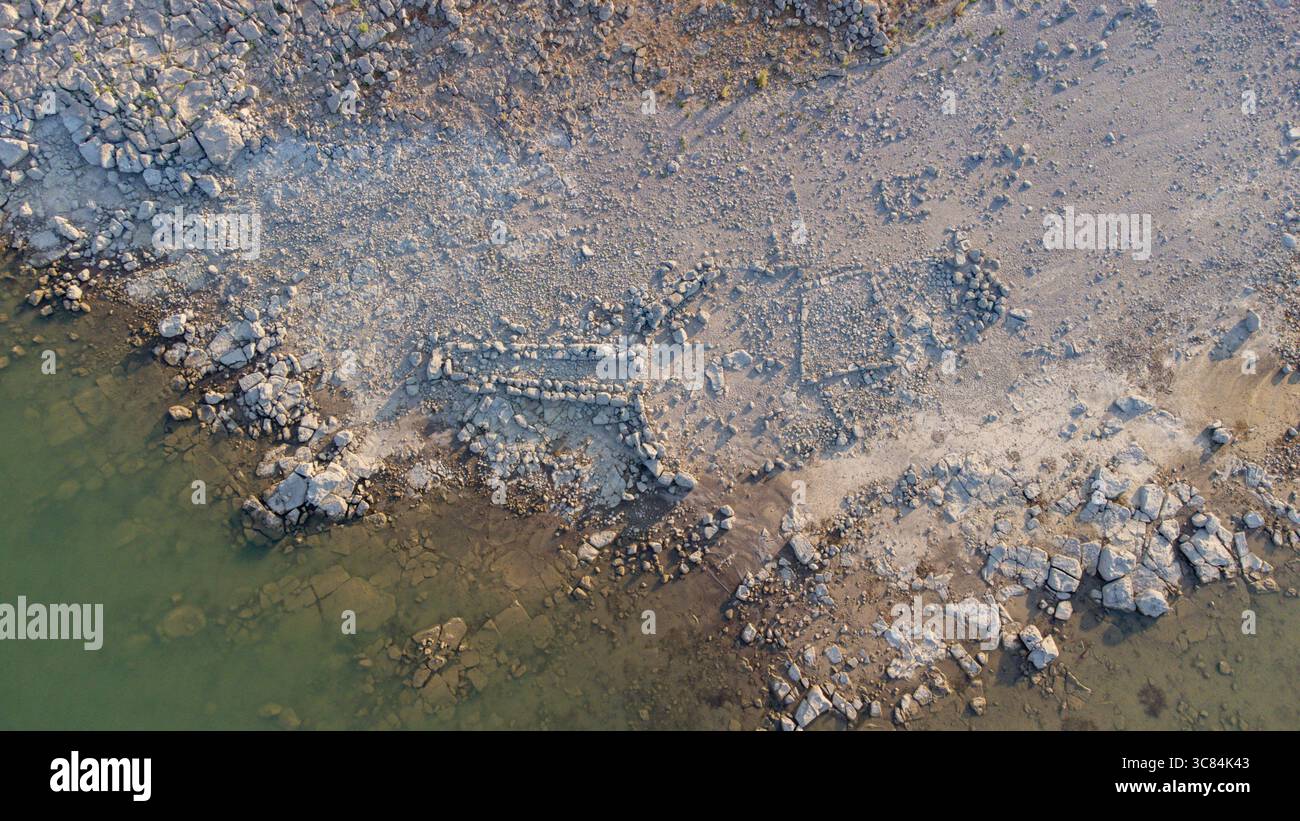 Antica tomba di nuraghe e giganti sommersa dal lago di Monte Prano a Tratalias in Sardegna Foto Stock