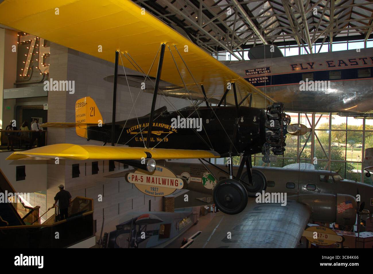 Storico biplano in stile Curtiss JN-4 esposto allo Smithsonian National Air and Space Museum, che mostra la storia dell'aviazione e della posta aerea Foto Stock