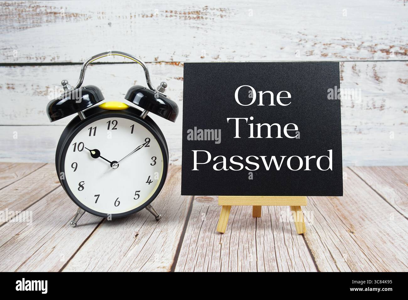 Testo One Time password con cavalletto e sveglia su sfondo in legno Foto Stock