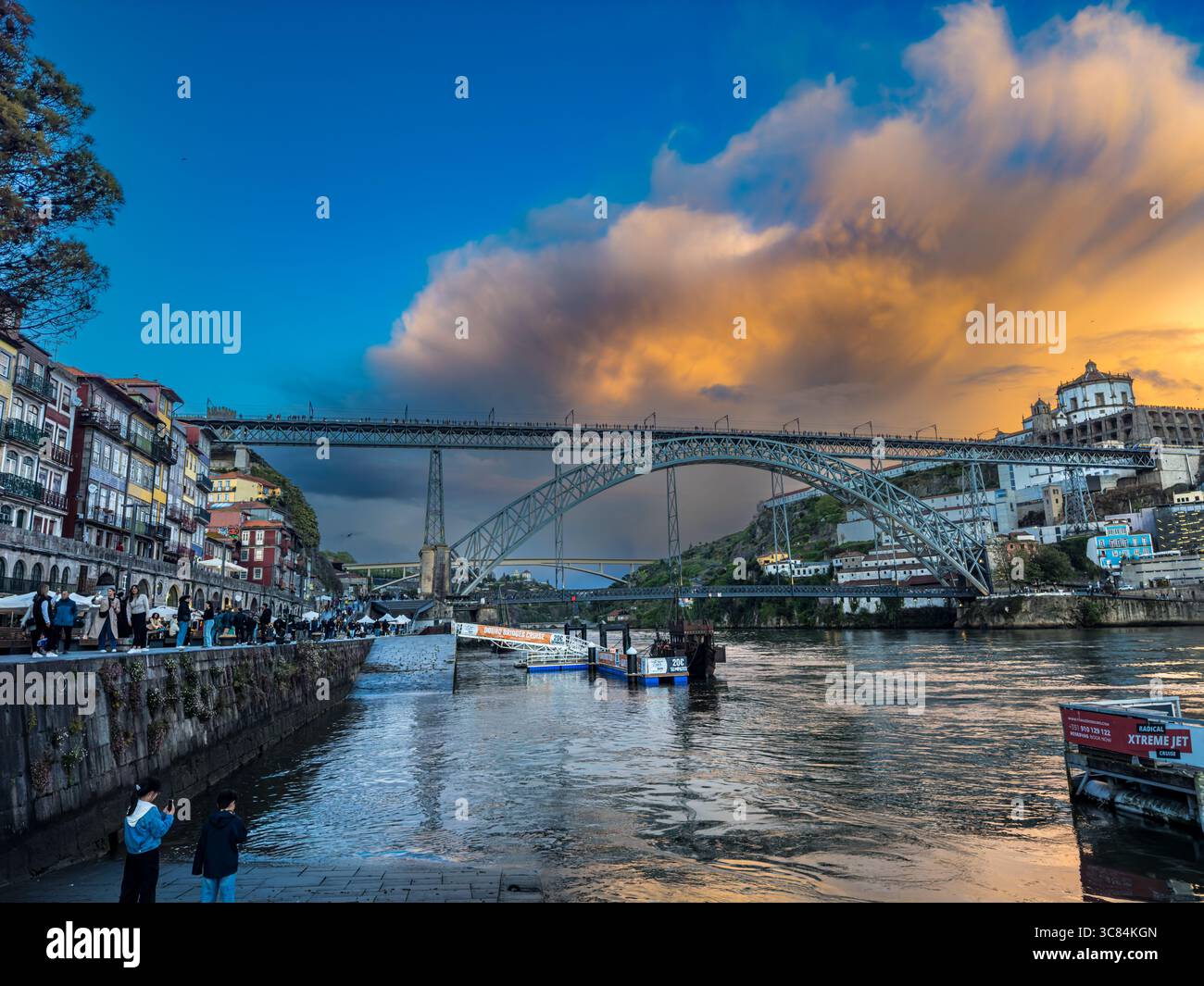 Ponte Luis i sopra il Rio Douro a Porto, Portogallo, al tramonto. Foto Stock