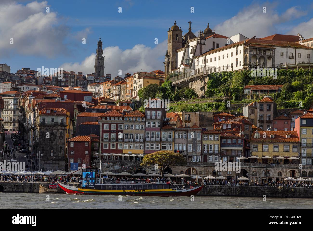 Vista sul Rio Douro verso la città vecchia di Porto, Portogallo. Foto Stock