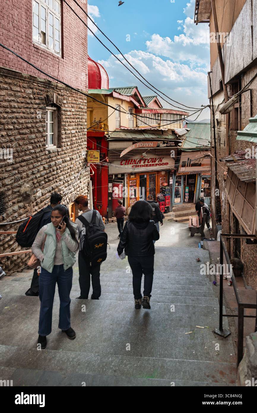 Vicolo che collega due pilastri delle proprietà terrazzate nell'area di Ridge di Shimla Foto Stock