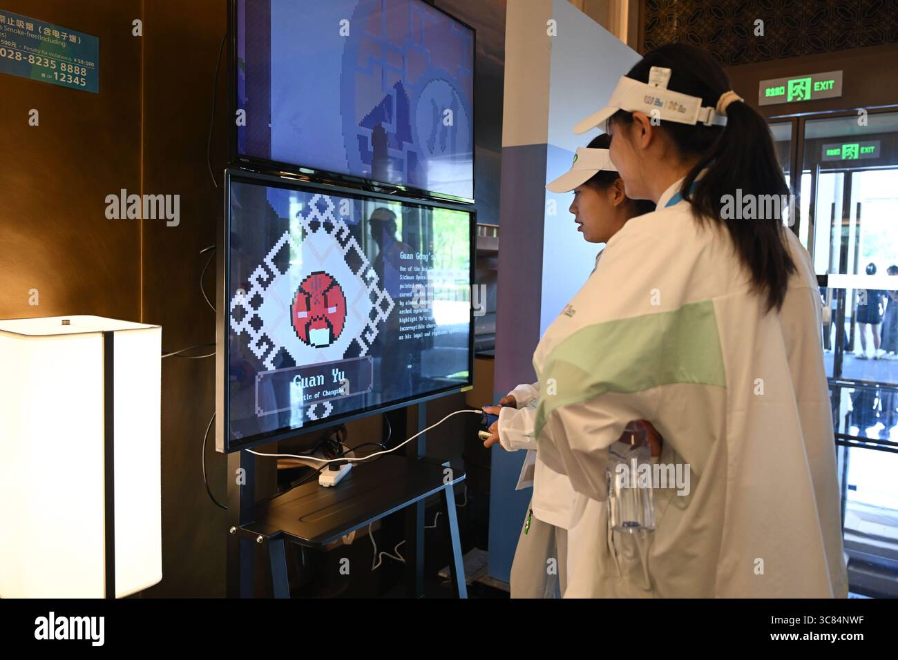 Chengdu, la provincia cinese del Sichuan. 3 agosto 2025. I volontari giocano a giochi interattivi nel villaggio TWG per i Giochi del mondo (TWG) 2025 Chengdu a Chengdu, nella provincia del Sichuan nel sud-ovest della Cina, 3 agosto 2025. Crediti: Xu Bingjie/Xinhua/Alamy Live News Foto Stock