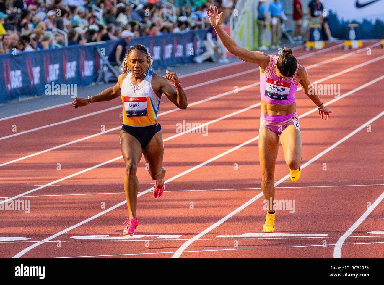 1 agosto 2025 Eugene, O U.S.A., atleti di 100 metri Jacious Sears e Jenna Prandini che corrono i 100 metri in Heat One durante l'USATF Outdoor Track and Field Championship Day 2 a Hayward Field Eugene O Thurman James/CSM Foto Stock