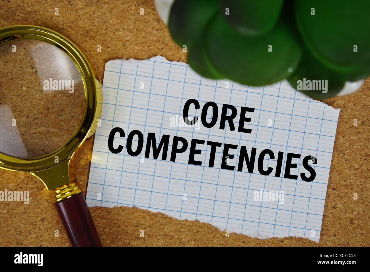 Testo delle competenze principali scritto su carta con lente d'ingrandimento Foto Stock