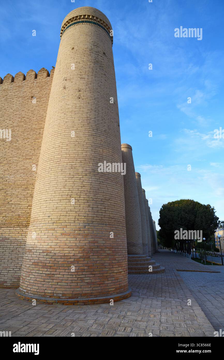 Mura difensive del complesso Besh Khovli. XIX secolo. Khiva. Uzbekistan Foto Stock