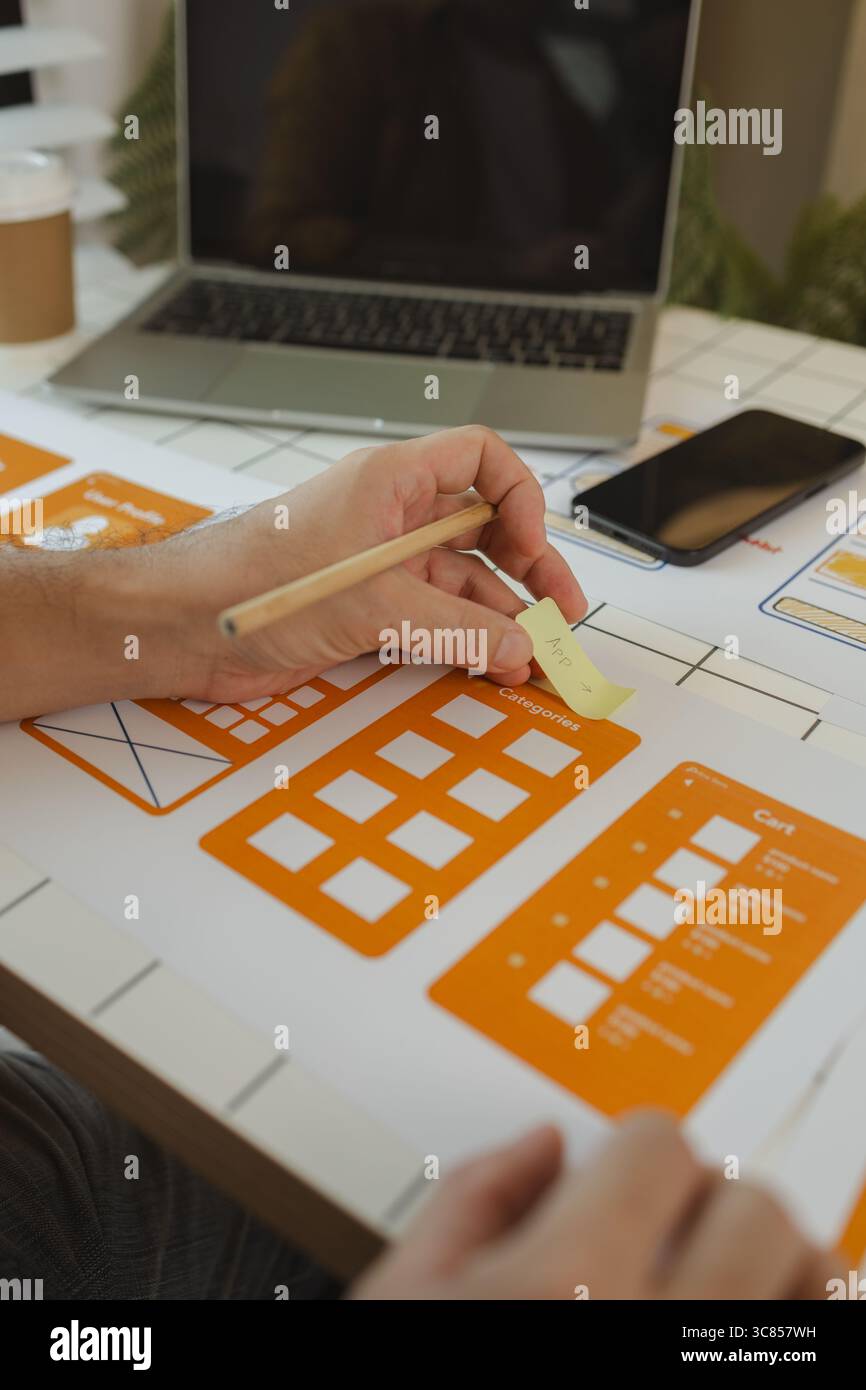 Uno sviluppatore di prodotti digitali sta lavorando a un piano per lavorare con i dati di ricerca per guidare lo sviluppo di un sito Web il più efficace possibile per Foto Stock