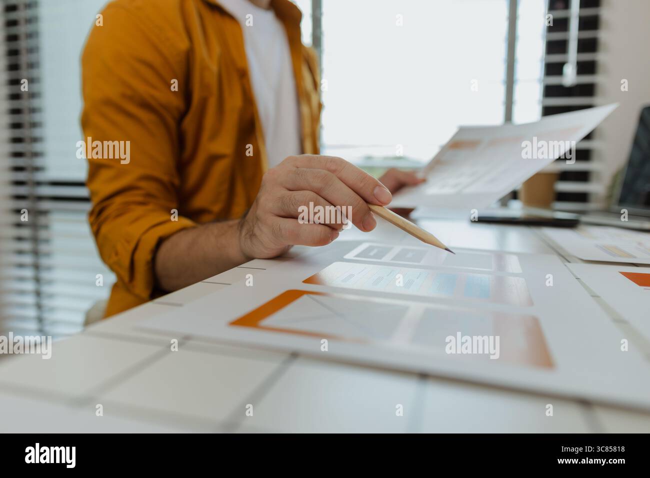 Uno sviluppatore web, in qualità di User Experience and User Interface Officer, sta progettando prodotti digitali belli e facili da usare che creano un emoti positivo Foto Stock