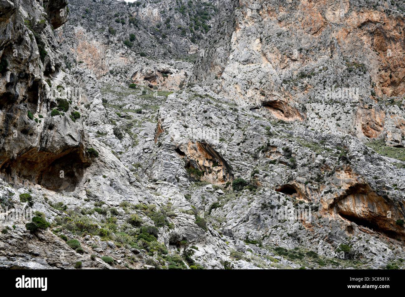 Gola di Kourtaliotiko o Asomatos con grotte calcaree. Plakia, Creta, Grecia. Foto Stock