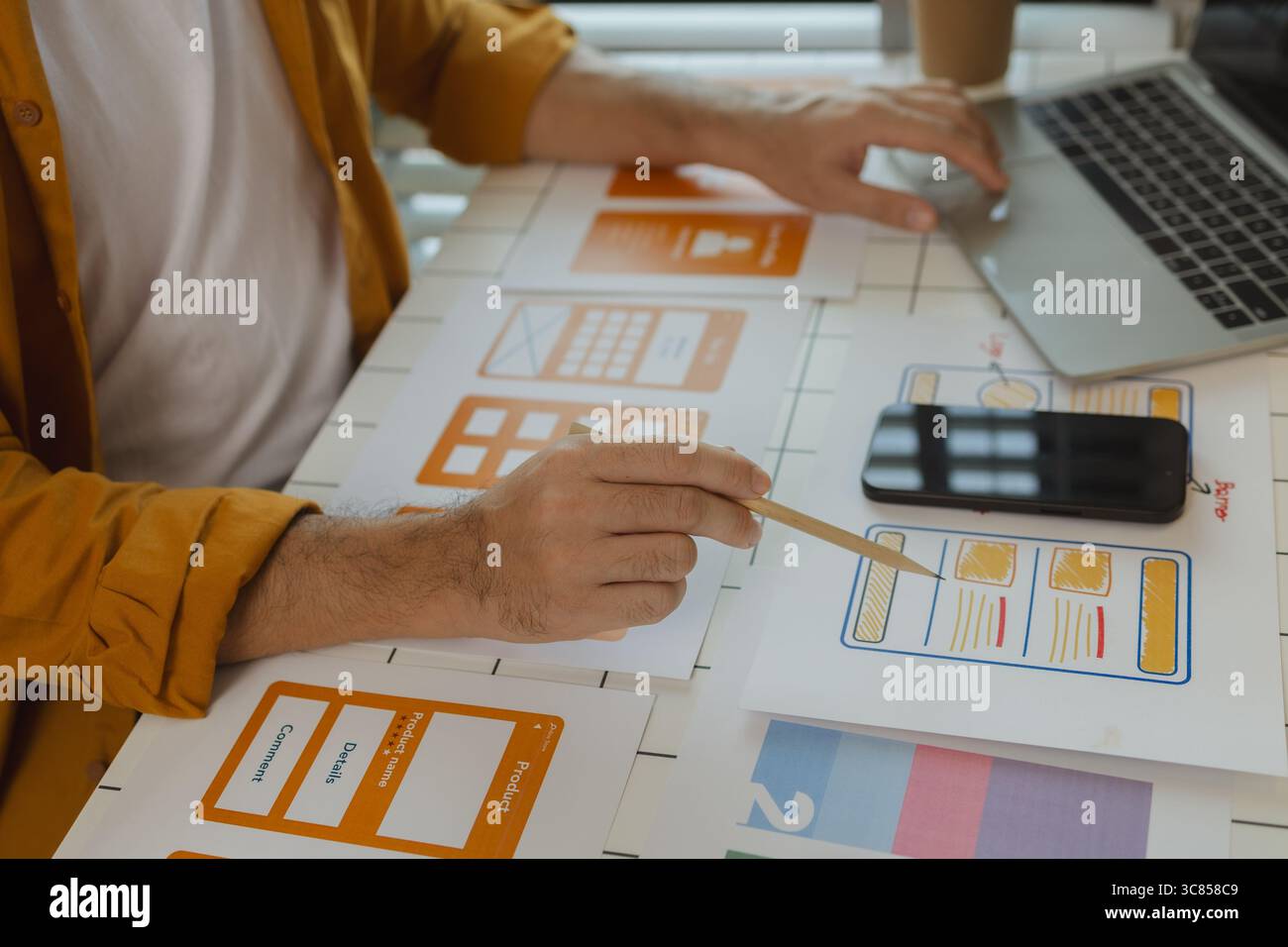 Uno sviluppatore di prodotti digitali sta lavorando a un piano per lavorare con i dati di ricerca per guidare lo sviluppo di un sito Web il più efficace possibile per Foto Stock