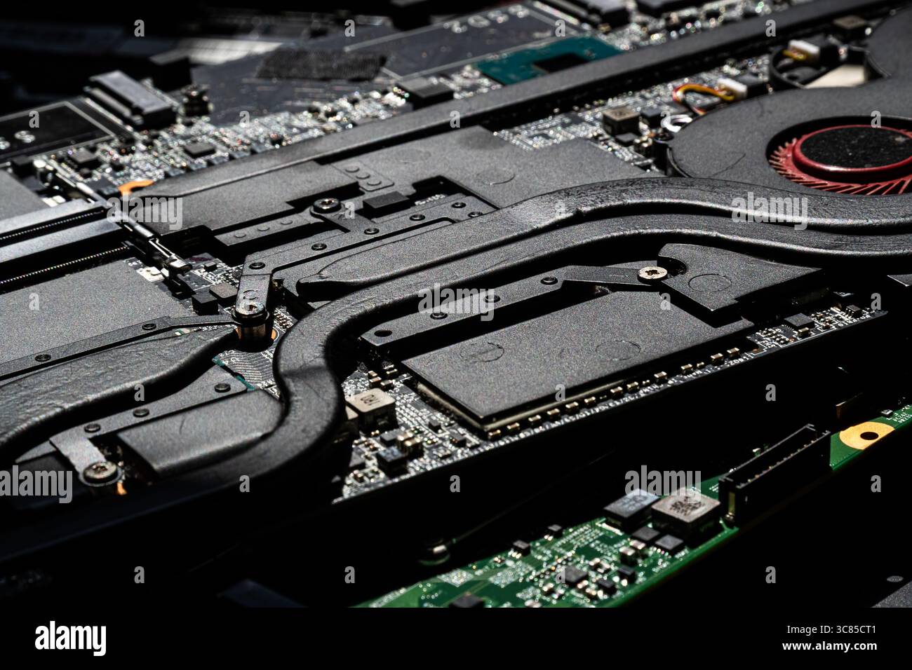 Primo piano dei tubi di calore del sistema di raffreddamento dei notebook e del layout dei componenti sulla scheda madre per la gestione termica Foto Stock