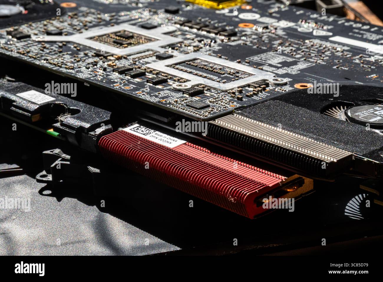 Primo piano ad alta risoluzione di ventole di raffreddamento per laptop, circuiti stampati e componenti in un'illuminazione tecnica brillante Foto Stock