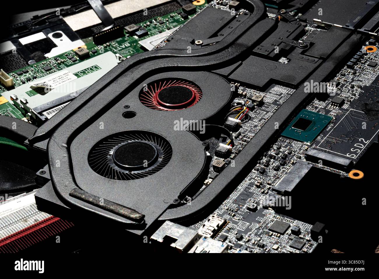 Primo piano ad alta risoluzione di ventole di raffreddamento per laptop, circuiti stampati e componenti in un'illuminazione tecnica brillante Foto Stock